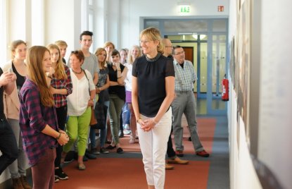 Ministerin Kampmann eröffnet Fotoausstellung „Alltagswelten“