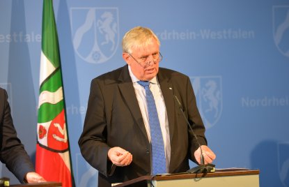 Mininister Laumann während der Pressekonferenz am Rednerpult