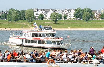 Schiffe auf dem Rhein Düsseldorf
