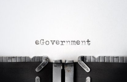 Das Foto zeigt das getippte Wort "eGovernment" auf einer klassischen Schreibmaschine.