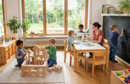 Kinder lernen spielend im Kindergarten