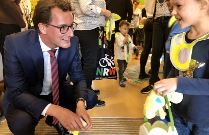Sicherheit für die Kleinsten: Verkehrsministerium versorgt Kita-Kinder in Nordrhein-Westfalen mit reflektierenden Westen