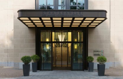 Der Eingang der Staatskanzlei mit den Absenderkennungen des Ministerpräsidenten sowie des Europaministers als Schilder an der Wand des Eingangsbereichs