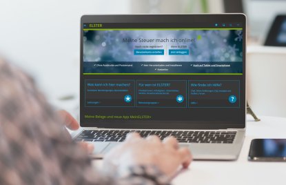Ein aufgeklappter Laptop mit der ELSTER-Software