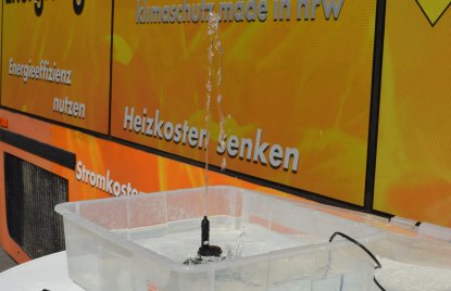 Das Bild zeigt eine Tafel mit der Aufschrift des EnergieAgentur.NRW-Logos.