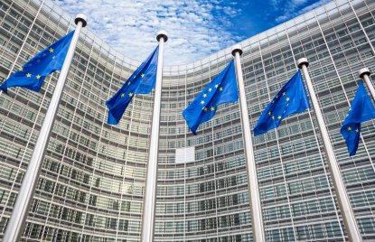 5 EU-Flaggen an Mästen vor dem EU-Parlament