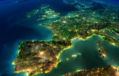 Der Planet Erde - Europa bei Nacht - Die Großstädte leuchten auf.