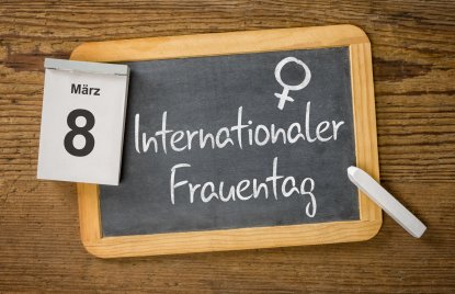 Das Foto zeigt eine Kreidetafel, auf der "internationaler Frauentag" steht
