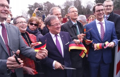 Ministerpräsident Armin Laschet eröffnet Teilstück der Autobahn A33