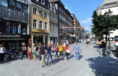 Fußgänger in Fußgängerzone beim einkaufen