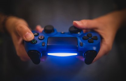 Bild Gaming-Controller in Hand (blau)