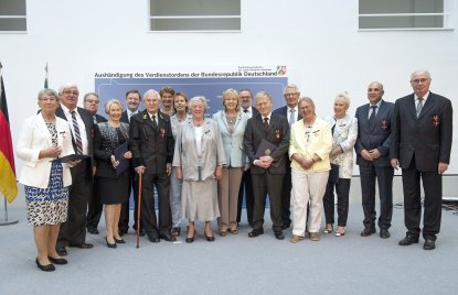 Ministerpräsidentin Hannelore Kraft überreicht Bundesverdienstorden an 16 Bürgerinnen und Bürger aus Nordrhein-Westfalen