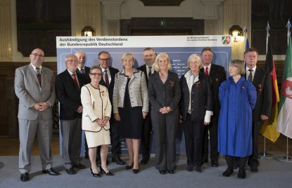 Gruppenfoto mit allen ausgezeichneten Personen und der Ministerpräsidentin
