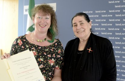 Staatssekretärin Andrea Milz ehrt Frau Helma Ritscher mit dem Bundesverdienstkreuz erster Klasse.