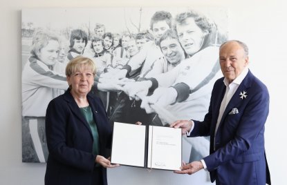 Ministerpräsidentin a.D. Hannelore Kraft händigt Verdienstorden des Landes Nordrhein-Westfalen an Rolf Königs aus