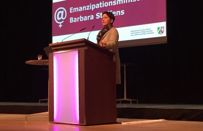 Ministerin Steffens: Online trifft Offline – Neue Chancen für den Feminismus