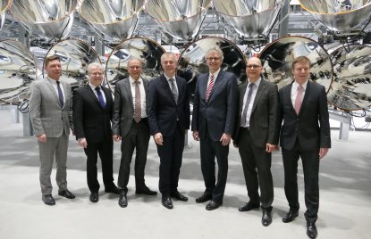 NRW Umweltminister eröffnet mit „Synlight®“ in Jülich die größte künstliche Sonne der Welt