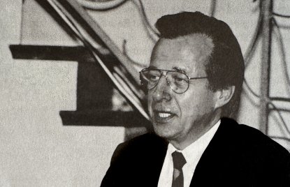 Bernhard Korte wahrend seiner Dankesrede am Rednerpult