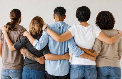 Menschen von hinten, die Arm in Arm stehen