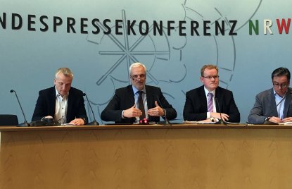 Pressekonferenz von Wirtschaftsminister Garrelt Duin zum Breitbandausbau und zur digitalen Strategie in NRW