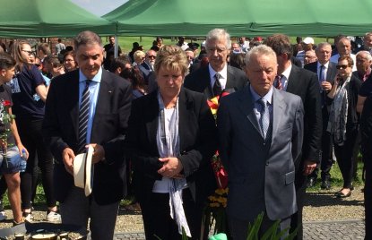 Gedenken in Auschwitz: Ministerin Löhrmann begleitet Delegation des Zentralrats Deutscher Sinti und Roma 