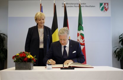 König Philippe beim Eintrag in das Gästebuch der Landesregierung