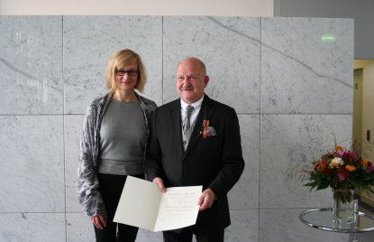 Ministerin Kampmann überreicht das Bundesverdienstkreuz am Bande an Heinz Holey