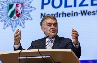 Innenminister Herbert Reul hält eine Rede, im Hintergurnd der Schriftzug "POLIZEI Nordrhein-Westfalen".