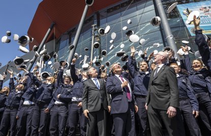 Im Beisein des Ministerpräsidenten: 2.300 neue Polizeibeamte vereidigt