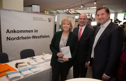 Ministerpräsidentin Hannelore Kraft beim Rundgang über den Markt der Möglichkeiten beim Integrationskongress NRW 2016