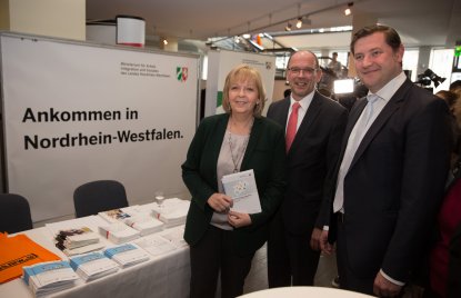 Ministerpräsidentin Hannelore Kraft beim Rundgang über den Markt der Möglichkeiten beim Integrationskongress NRW 2016
