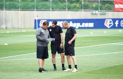 Fußball Trainer auf einem Spielfeld