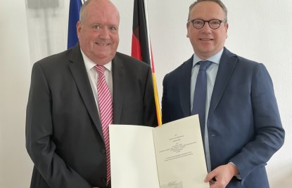 Ruhestandsurkunde an den Leitenden Kölner Oberstaatsanwalt Joachim Roth überreicht