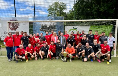 Mannschaften der JVA Essen und JVA Düsseldorf mit Justizminister und Bürgermeisterin