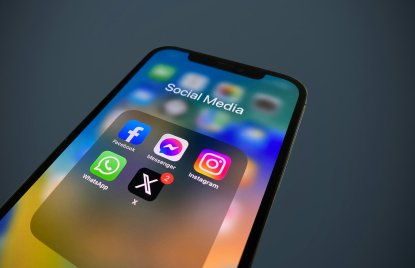 Ein Handy mit verschiedenen Icons für Social Media Apps