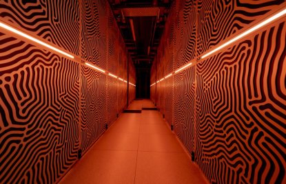 Blick zwischen die Reihen mit JUPITER-Racks