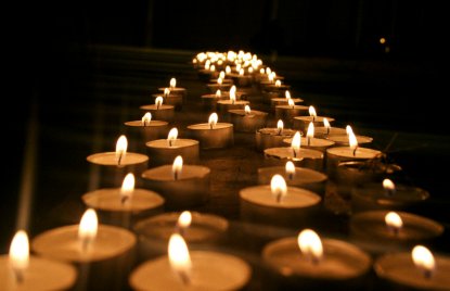 Eine Reihe von brennenden Teelichtern