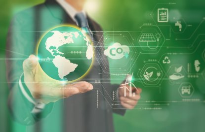 eine Person hält eine Erdkugel in der Hand, drum herum weitere Symbole wie CO2, Recyclingzeichen