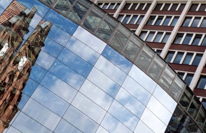 Das Foto zeigt die Fassade eines Rathauses in Nordrhein-Westfalen.