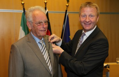 Innenminister Ralf Jäger überreicht das Verdienstkreuz 1. Klasse des Verdienstordens der Bundesrepublik Deutschland an Karl-Heinrich Wilmes 