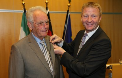 Innenminister Ralf Jäger überreicht das Verdienstkreuz 1. Klasse des Verdienstordens der Bundesrepublik Deutschland an Karl-Heinrich Wilmes 