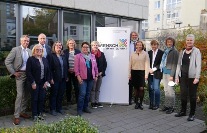 Mitglieder des Fachgesprächs im Halbkreis stehend 