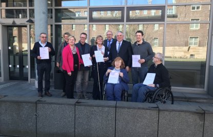 Der Landesbehindertenbeirat mit der Landesbehindertenbeauftragten Claudia Middendorf und Gesundheitsminister Karl-Josef Laumann als Gast.