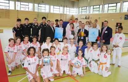 Glückliche NRW-Sportschüler des Düsseldorfer Lessing-Gymnasiums bei der offiziellen Eröffnung der neuen Dreifachsporthalle. Mit dabei und am Ball: Oberbürgermeister Thomas Geisel und NRW-Staatssekretärin Andrea Milz