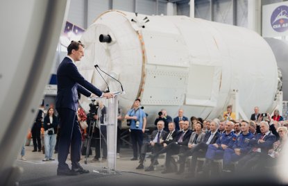 Ministerpräsident Wüst während seiner Keynote in der EAC-Trainingshalle