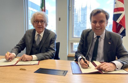 Unterschriften auf Papier bringen