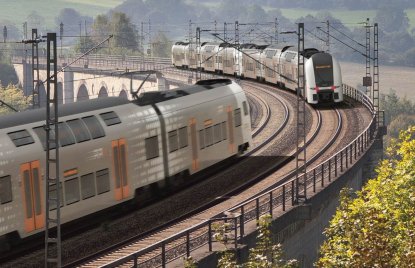 RXX-Zug auf Schienen