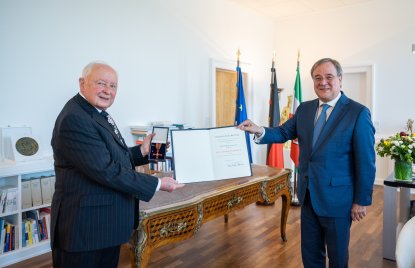 Ministerpräsident Laschet händigt Bundesverdienstorden an den langjährigen Geschäftsführer der Jüdischen Gemeinden im Rheinland Herbert Rubinstein aus