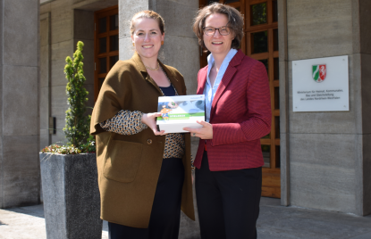 Überreichung einer Denkmal-Box 