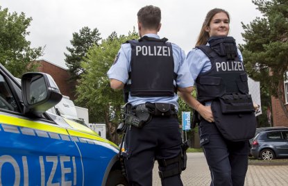 Präsentation der Hightech-Schutzweste in Vor- und Rückansicht